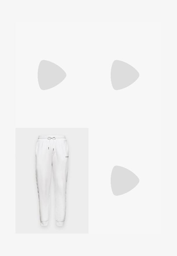 Svart kortermet t-skjorte med overlappende grå "MK" bokstaver og "MICHAEL KORS" tekst i hvitt over brystet.; Michael Kors LOGO TAPE PANT - Joggebukse - white; Svart semsket sneakers med snøring og kontrasterende hvit gummisåle. Har teksturerte sidepaneler og subtil merkevare på hælen.; Solsikker med svarte rammer og mørke linser. Merkbare detaljer inkluderer små gullaksenter på hengslene og en rektangulær form.