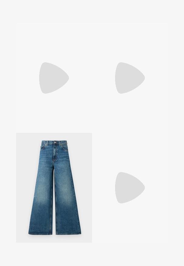 Biała ribbed koszulka na ramiączkach z okrągłym dekoltem i szerokimi ramiączkami. Wykonana z lekkiego materiału. Charakteryzuje się prostym, czystym designem bez ozdób.; Jeansy o wysokim stanie i szerokich nogawkach w wyblakłym niebieskim denimu, z zapięciem na guzik, szlufkami na pasek i dwiema przednimi kieszeniami.; Czarne skórzane baleriny z okrągłym czubkiem, zebranymi elastycznymi bokami i pętelką na pięcie, prezentowane na jasnym tle.; Brązowa torebka z zamszu o usztywnionym kształcie, zaokrąglonym korpusie i wydłużonych uchwytach w kształcie diamentu. Charakteryzuje się srebrnym zamknięciem.