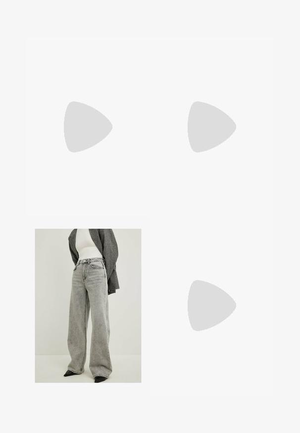 Haut sans manches noir et blanc à carreaux avec un devant à boutons et un ourlet en peplum, présentant un tissu texturé et des sequins brillants.; NA-KD MIT HOHER TAILLE - Wide Leg - light grey; Escarpins en cuir verni noir avec bout pointu et talon bloc géométrique. Présente un design élégant et minimaliste ainsi qu'une texture lisse.; Sac à main en cuir noir avec une forme courbée, bandoulière amovible et des accessoires en or. Le sac est doté d'un rabat avec un détail de boucle.
