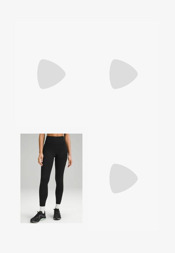 Langdurig wit shirt met lange mouwen, gemaakt van zachte stof, met een ronde hals en rechte zoom. Minimalistisch ontwerp zonder zichtbare patronen of accenten.; Zwarte hooggewaisted legging van rekbaar materiaal, met een gestroomlijnd design, gladde textuur en subtiele zijdetails. Gepaard met zwarte sportschoenen.; Witte sport schoen met mesh bovenkant, marineblauwe accenten en een gehoorzaamde zool. Bevat het "N" logo, veters en een gestructureerde detail aan de zijkant.; Zwarte ovale zonnebril met donkere lenzen, glanzend plastic montuur en gouden accenten op de tempels.