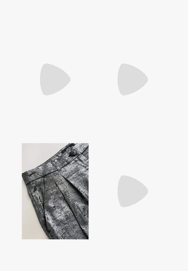 Sæt med fem crop tops: sort, mørkebrun, oliven, beige med hvide striber og hvid. Fremstillet af ribbet stof, sømløst design, strækbar pasform.; Grå plisserede bukser i et skinnende, tekstureret stof med knaplukning og mærkeetiket. Har subtile tonale variationer.; Sorte knæhøje støvler lavet af imiteret læder med spids tå, glat tekstur og en chunky blokhæl. Minimalistisk design uden synlige detaljer.; Bordeaux læderhåndtaske med et blødt, samlet design og en rund form. Håndtaget er sikret og viser en glat tekstur.