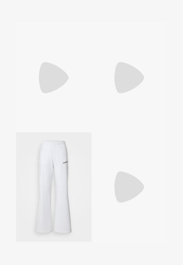 Dopasowany różowy top na ramiączkach wykonany z żebrowanej tkaniny. Posiada regulowane ramiączka oraz małą brązową metkę z logotypem z przodu. Gładka tekstura.; Białe dresowe spodnie o szerokim kroju, z elastycznym paskiem, bocznymi kieszeniami na zamek i małym logo na przodzie. Gładki materiał bawełniany.; Srebrny i czarny but sportowy z siateczkowej i syntetycznej cholewki, o obszernej konstrukcji i teksturowanym wykończeniu. Posiada wyściełany kołnierz oraz gumową podeszwę.; Srebrne kolczyki na biglu o gładkim, błyszczącym wykończeniu. O zaokrąglonym kształcie, lekkim designie, z zamknięciem na zatrzask.