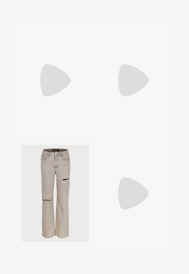 T-shirt bianca in cotone con un'illustrazione grafica di due figure dei cartoni animati vestite con abiti colorati. Collo rotondo e maniche corte.; Jeans grigio chiaro in un fit rilassato, con dettagli strappati e buchi sulle ginocchia e una texture sbiadita. Inclusi cinque tasche e passanti per cintura.; Scarpe da ginnastica nere in materiale scamosciato e in pelle, con un logo blu e una suola in gomma marrone. Abbinati a calzini grigi e pantaloni in velluto a coste.; Occhiali da sole neri avvolgenti con lenti verde scuro. Finitura opaca, design curvo, con aste dritte e un branding sottile sul lato.; Orecchini a cerchio in argento con un design torciglionato, caratterizzati da una finitura lucida e chiusura a perno. Misurano circa 3 cm di diametro.