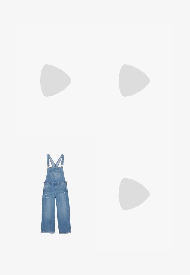 T-shirt bianco a maniche corte in cotone con scollatura rotonda, vestibilità rilassata e risvolti sulle maniche. Tessuto morbido e design minimalista.; Salopette in denim blu chiaro, con spalline regolabili, tasca anteriore, bottoni laterali e dettagli strappati sulle gambe.; Sneakers in camoscio rosso con accenti bianchi, caratterizzati da materiale testurizzato, punta rotonda e un logo dorato di lato, indossati con pantaloni neri.; Even&Odd Shopping bag - black