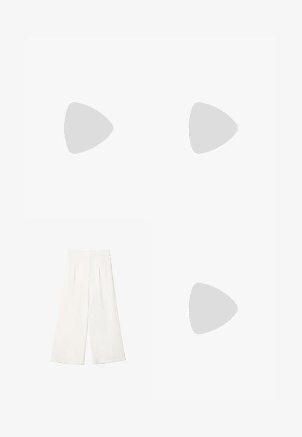 Hnedý halter top vyrobený z mäkkej, elastickej látky. Má hlboký výstrih a širšie ramienka, s uvoľneným strihom a minimálnymi švami.; Biele široké nohavice vyrobené z hladkej látky. Majú plochý pás a vertikálne skladania pre zvýraznenie detailu.; Sandále na klíne s krémovým textilným zvrškom, nastaviteľným remienkom okolo členka a textúrovaným tkaným podpätkom s zlatými akcentami a vrstvenou slamou.; Stradivarius FLORAL  - Náhrdelník - beige
