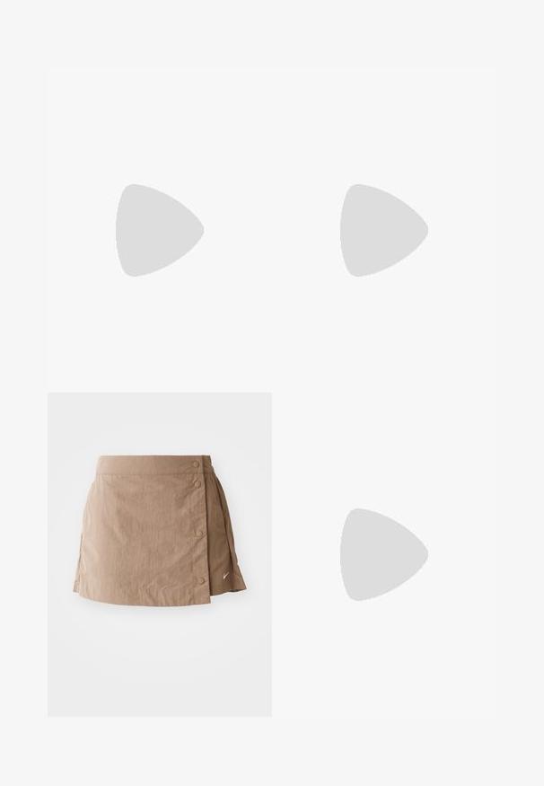 Hvit Nike-drakt med blå krage. Har et kyllingemerke og subtile designakenter. Inkluderer røde og blå striper på ermekantene.; Lys brun skjørt med en glatt tekstur, med en omslagsdesign, knappeakenter på siden, og en liten logo nær hemmen.; Svarte skinn snøresko med tykk såle og gule sømmer, hengende mot en gul sirkulær bakgrunn.; Sølv hoops øredobber med en tvistet design, som har en polert finish og bakstøtte. Mål omtrent 3 cm i diameter.