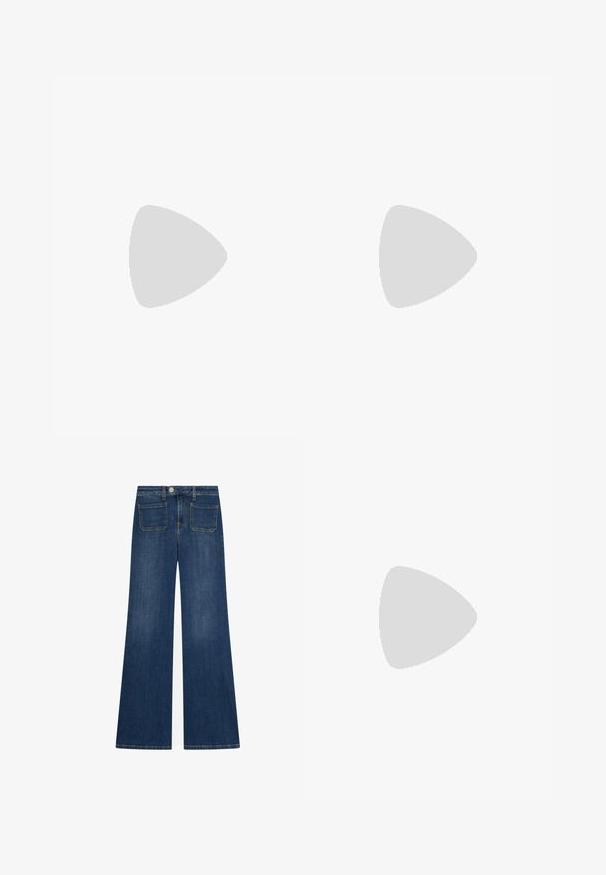 Maglietta bianca a maniche corte in cotone con colletto alto e vestibilità dritta. Nessun motivo o accento visibile. Dettagli delle cuciture sulle spalle.; Jeans a gamba larga in denim blu scuro con chiusura frontale a bottoni e due tasche posteriori. Presentano una texture liscia e dettagli di cucitura classica.; Scarpa slingback in pelle lucida nera con punta affusolata, dettagli a due cinturini, accenti circolari dorati e tacco a blocco basso.; Borsa a tracolla nera trapuntata con una catena d'oro, dotata di un distintivo fermo d'oro e di un'etichetta piccola, che mostra una superficie in pelle testurizzata.