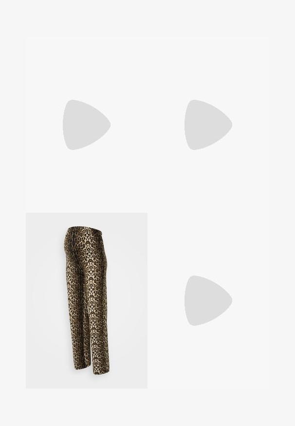 Ελιά πράσινη, υπερμεγέθη βαμβακερή μπλούζα με κοντά μανίκια, στρογγυλή λαιμόκοψη, πλαϊνές σχισμές και εκτυπωμένο κείμενο με λουλούδια στη μπροστινή πλευρά.; Παντελόνι λεοπάρ, με μαλακή υφή, ελαστική μέση και χαλαρή εφαρμογή. Οι διαθέσιμες αποχρώσεις περιλαμβάνουν μπεζ, καφέ και μαύρο.; Ανοιχτό ροζ εσπαντρίγες με μυτερές μύτες, κατασκευασμένες από υλικό που μοιάζει με δέρμα. Διαθέτουν κομψές κοπές στα πλάγια και επίπελο τακούνι.; Μαύρη δερμάτινη τσάντα χειρός με δομημένο σχήμα, διαθέτει χρυσό κούμπωμα, διπλές λαβές και ρυθμιζόμενο λουρί ώμου. Το λογότυπο εμφανίζεται μπροστά.