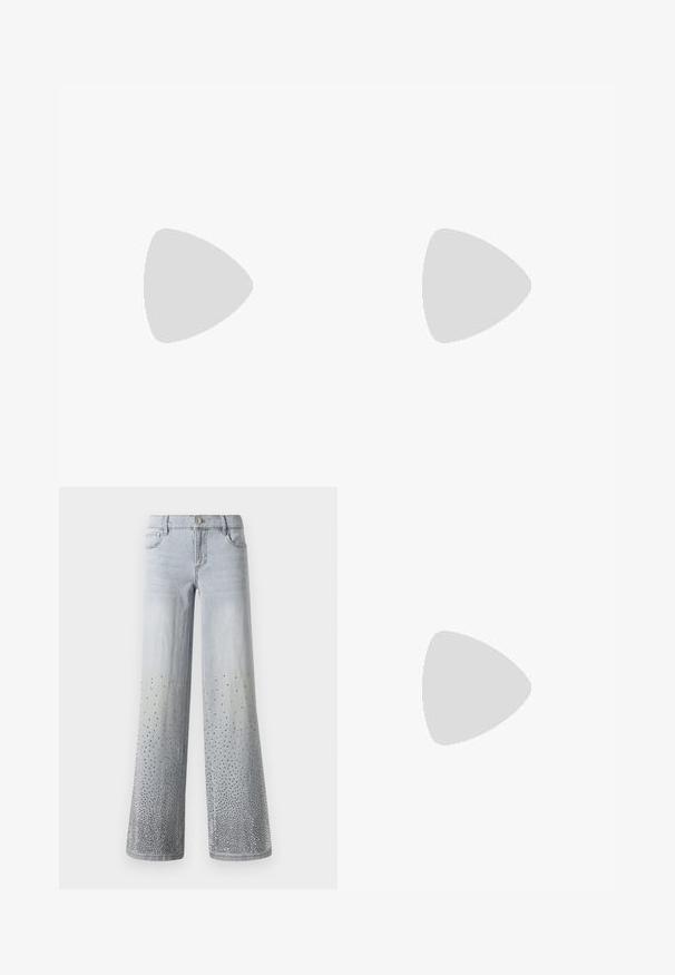 Camisola de malha com um padrão zigzag em tons de rosa, preto, cinza e creme. Decote redondo e design sem mangas.; Jeans de ganga de perna larga em azul claro, apresentando um efeito ombré gradual e adornados com tachas prateadas na metade inferior.; Sapatilhas de salto alto em verniz preto, com bico afiado, tiras ajustáveis no tornozelo e um salto quadrado moderado. Textura suave com acabamento brilhante.; Cult Gaia VIERA - Carteira de mão - natural