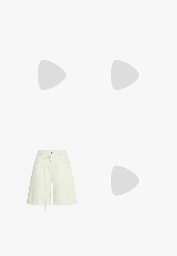 Kurzärmliges, rundhalsiges pinkes Oberteil aus strukturiertem Stoff mit einem Muster aus vertikalen Streifen und Lochdetails.; Helle beige Denim-Shorts mit entspannter Passform, Gürtelschlaufen, Vordertaschen und einem Kordelzug an der Taille. Glatte Textur.; Marineblaue Ledersneaker mit cremefarbenen Akzenten, drei Streifen an der Seite, runde Zehenpartie und strukturiertem braunem Gummisohle. Klettverschlusslasche oben.; Sonnenbrille mit einem durchsichtigen gelben Rahmen und grün getönten Gläsern. Winkeliges Design mit breiten Bügeln, getragen mit einem weißen Hemd mit grünen Akzenten.