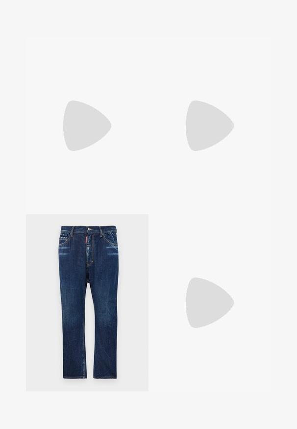 Temno modra bombažna majica s kratkimi rokavi. Opremljena je s pisanimi vezenimi napisi: "DSQUARED2 SUMMER LOVERS XOXO" v rdeči, zeleni in beli barvi.; Temno modri jeans z ravnim krojem, s svetlo bledenjem, rumenim šivanjem, sprednjimi žepi in gumbom za zapiranje.; Svetlo bež usnjeni športni čevlji z ravnimi vezalkami, teksturirano površino in kontrastnim smetanastim gumijastim podplatom, v kombinaciji s črnimi oprijetimi hlačami.; Črna usnjena aktovka z dvema zgornjima ročajema, sprednjo žepno in odstranljivim trakom, ki na dnu vsebuje diskretno blagovno oznako.