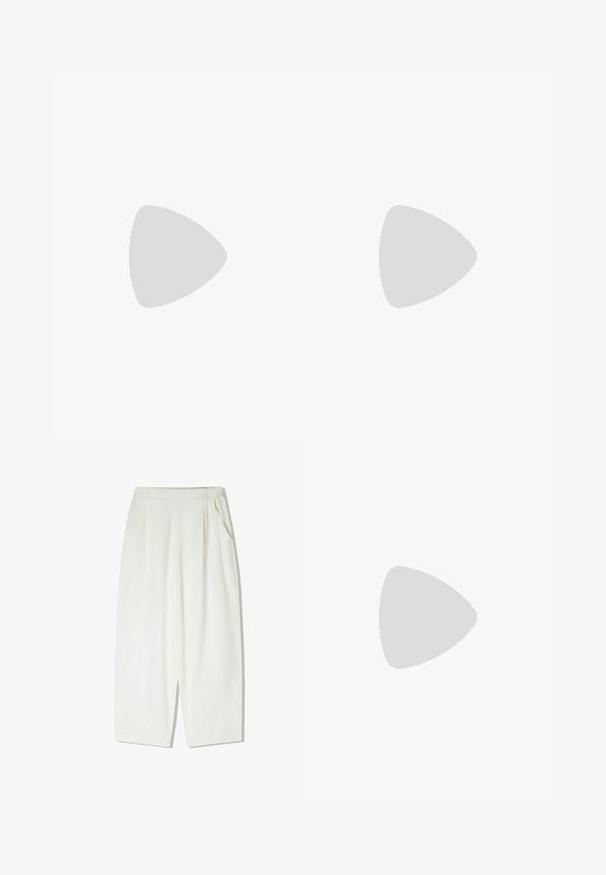 Top negre fără mâneci, cu un guler rotund, realizat dintr-un material neted și elastic. Are cusături curate, minime și o margine dreaptă.; Pantaloni albi, lejere, până la genunchi, dintr-un material ușor, cu buzunare laterale și un talie elastică plisată.; Sandal cu barete negre, cu vârf pătrat și toc mic de bloc. Prezintă mai multe barete subțiri și o bareta ajustabilă la gleznă. Fabricat din piele netedă.; Geantă de umăr din piele neagră, cu o textură netedă, formă rectangulară și un detaliu din lanț metalic în față. Include curea reglabilă.