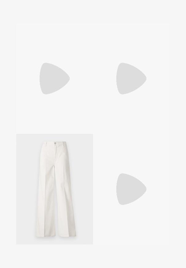 T-shirt branco de manga curta com gola redonda. O tecido parece suave com uma silhueta justa. Etiqueta de marca visível na gola.; Calças largas brancas feitas de algodão com uma textura suave. Apresenta um botão frontal, fecho de correr e um design de quatro bolsos.; Sapatos de salto slingback em tan com biqueira preta pontiaguda, com laterais recortadas e salto bloco de altura média. Material em couro macio.; Bolsa crossbody de couro texturizado castanho com alça de corrente dourada e fecho com aba. A parte da frente apresenta detalhe do logótipo e um bolso sob a aba.