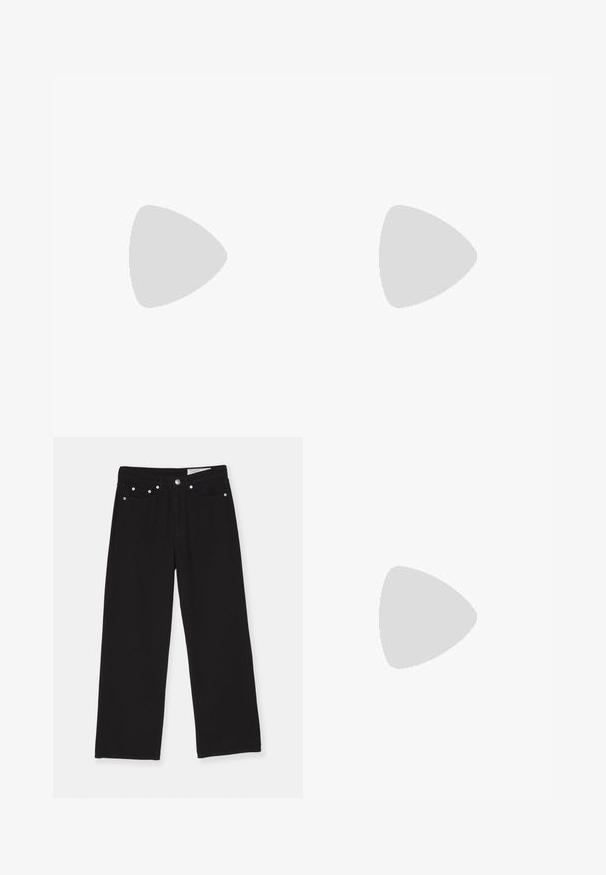 Body nude cu mânecă lungă, cu mâneci umflate și decolteu rotund. Fabricat dintr-un material moale, elastic, cu o textură netedă.; Jeans negre cu picioare largi din denim, cu un design cu cinci buzunare, închidere cu buton și accente din metal. Material texturat cu o finisare netedă.; rag & bone ASTRA SLINGBACK - Balerini cu baretă la spate - black; Geantă din suede maro cu accente de piele închisă, având o formă structurată și două curele, purtată pe umăr lângă un palton bej.