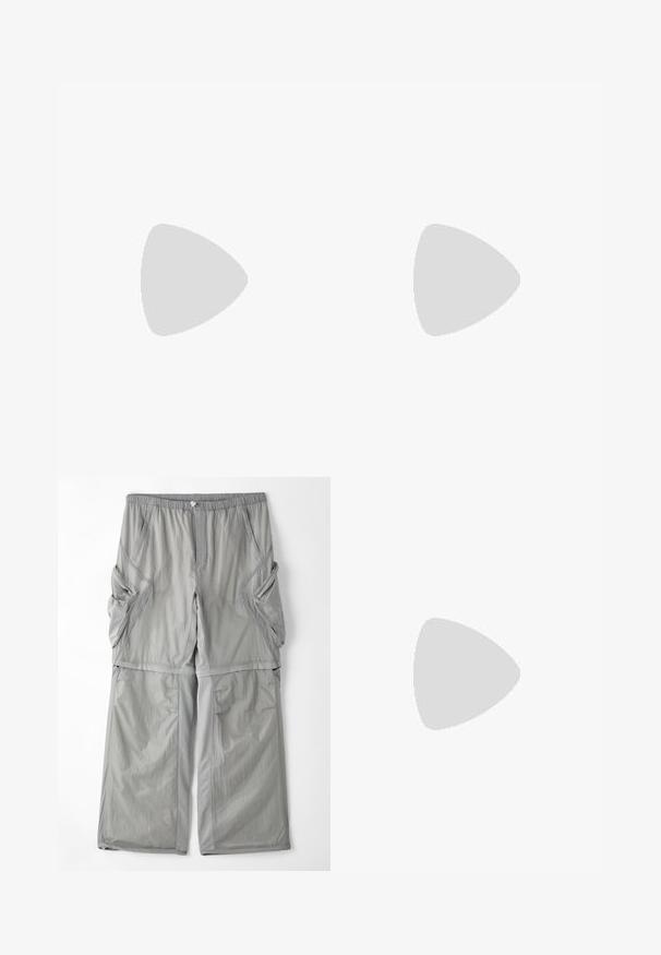 Korte mouwen, rond de hals t-shirt in donkergrijze katoen met een gestructureerde afwerking. Bevat een klein blauw logo op de linkerborst.; Lichtgrijze, ademende stoffen broek met een elastische tailleband, zijzakken en contrasterende grijze bies langs de naden. Losse pasvorm.; Zwarte suède wandelschoen met roze veters, metalen ogen, gevoerde enkelsupport en een gestructureerde rubberen zool, met een contrasterende bruine tussenzool.; Zwarte rugzak met een driehoekig logo, 26L capaciteit, ritsafsluiting, gestructureerde onderzijde en contrasterende rode accenten voor extra detail.