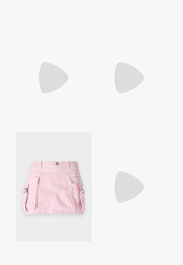 Una camiseta negra de manga corta presenta un diseño gráfico colorido con palmeras, sol y flores. La marca "Volcom" aparece en un texto amarillo estilizado.; Falda de mezclilla rosa con dos bolsillos laterales, cierre de botón a presión plateado y un diseño estructurado. Textura suave con detalles de costura visibles.; Zapatillas deportivas blancas con superposiciones de malla y sintéticas, con un logo plateado de Nike, acompañadas de calcetines blancos acanalados sobre una superficie azul.; Gafas de sol con un elegante marco de plástico gris, diseño curvado y lentes ahumados grises. Presentan un acento de logo en una de las patillas.