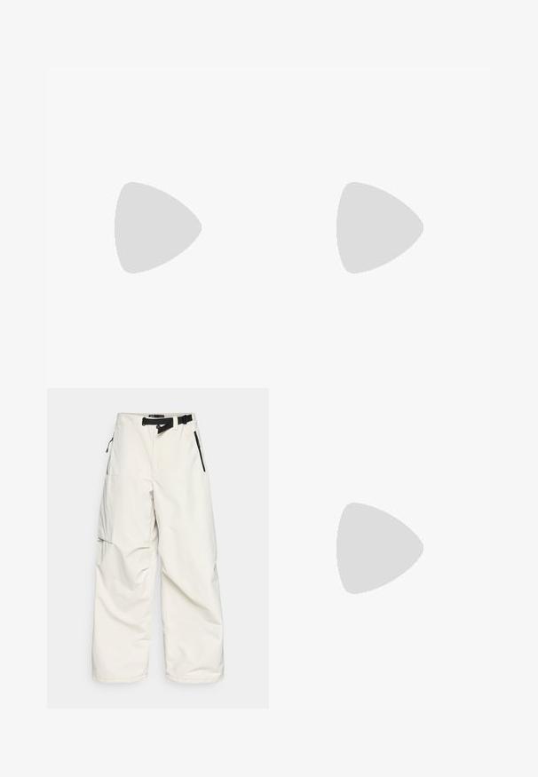 Musta pitkähihainen paita, joka on valmistettu kevyestä kankaasta. Ominaisuuksiin kuuluu pyöreä pääntie, raglan-hihat ja pieni logo rinnassa.; Valkoiset cargo-housut, jotka on valmistettu vedenpitävästä kankaasta. Niissä on vyö, sivutaskut vetoketjulla ja löysä, leveä lahje.; Beige mokasiini vaelluskengät mustalla kumipohjalla, teksturoiduilla yksityiskohdilla ja heijastavilla nauhoilla. Varustettu vetoketjulla helppoa pukemista varten.; Musta urheilulasit harmailla linsseillä, kaarevalla kehysdesignilla ja logotiedoilla sivussa. Valmistettu kevyestä muovimateriaalista.