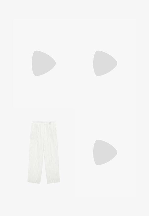 Camisetta bianca a maniche corte con texture a coste, scollatura rotonda e orlo dritto. Il tessuto sembra morbido con un colore uniforme e chiaro.; Pantaloni bianchi a gamba larga con righe verticali, caratterizzati da una vita piatta, due tasche laterali e una vestibilità rilassata. Tessuto morbido, dettagli minimi.; Scarpa sportiva in suede marrone con strisce bianche, punta tonda, design con lacci e suola in gomma. Parte superiore testurizzata con dettagli cuciti.; Borsa tote in pelle marrone con texture liscia, design con apertura superiore e due spallacci. Presenta cuciture minime e nessun hardware visibile.