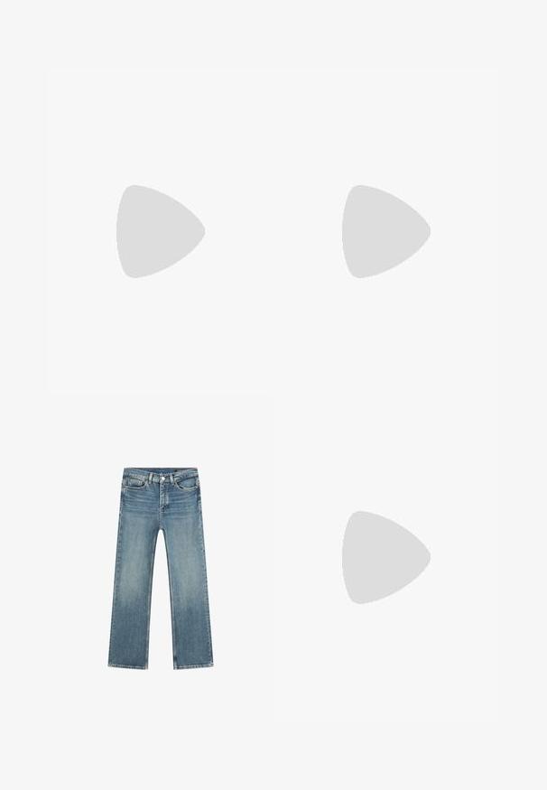 Hellrosa Tanktop aus weichem, dehnbarem Stoff. Es hat einen runden Halsausschnitt und schmale Träger, mit einer glatten Textur und einer figurbetonten Passform.; Helle blaue Jeans aus Denim mit geradem Schnitt, Fünf-Taschen-Design und Kontrastnähten. Enthält einen Reißverschluss und einen Metallknopfverschluss.; Hellbeige Leinenschuhe mit einer strukturierten Oberfläche, runder Zehenpartie, weißen Ösen und einer crèmefarbenen Gummisohle. Minimalistisches Design mit dezenten Akzenten.; Braune Wildleder-Tote-Tasche mit zwei langen Griffen, vertikalen Nahtdetails an der Vorderseite und einer weichen Textur. Geräumiges Design, das sich für den täglichen Gebrauch eignet.