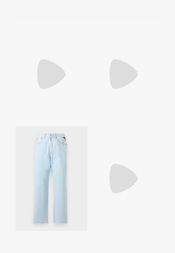 T-shirt in cotone nero con maniche corte, collo rotondo, caratterizzato da un logo rosso "REPLAY" e simboli allineati centralmente sul petto.; Jeans in denim azzurro chiaro con design a gamba dritta. Presentano una chiusura con bottone e zip, cinque tasche e cuciture a contrasto.; Scarpe in pelle nera con punta arrotondata, design con lacci e suola spessa e texture. Indossate con pantaloni neri su misura e un maglione a coste.; Occhiali da sole con una struttura elegante in metallo argentato, lenti grigio scuro e un design aerodinamico caratterizzato da bordi appuntiti e aste sottili.