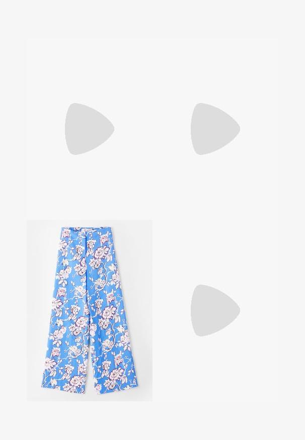 Top a canotta a coste grigio scuro con spalline sottili, corpino aderente e orlo svasato. Il materiale sembra leggero e strutturato con una leggera lucentezza.; Pantaloni floreali blu con un motivo di rose pastello. Il tessuto è morbido e ha una vestibilità comoda, gambe larghe e una cintura elastica.; Sandali slingback bianchi con un leggero tacco, sottili cinturini e una superficie in pelle liscia; presentano una piccola fibbia decorativa.; Borsa a mano in pelle marrone con forma strutturata, dotata di un manico superiore singolo e di una tracolla removibile. Dettagli in hardware color oro.