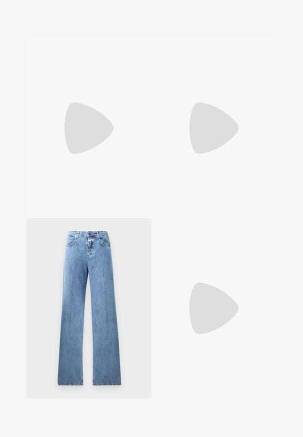 Maglietta bianca corta realizzata in morbido cotone, con scollatura rotonda e maniche corte, caratterizzata da una vestibilità leggermente rilassata. Nessun motivo o dettaglio.; Jeans in denim blu chiaro con un design a gamba larga, cinque tasche, passanti per cintura e chiusura con bottone. Il tessuto ha una texture liscia.; Stivale ankle in pelle nera con punta arrotondata, tacco a blocco, cerniera laterale e dettagli in cucitura sulla tomaia. Texture liscia, design classico.; Borsa a spalla in suede bordeaux con una sola tracolla, forma rettangolare piatta e dettagli in oro sulla cerniera. Texture liscia con design minimalista.