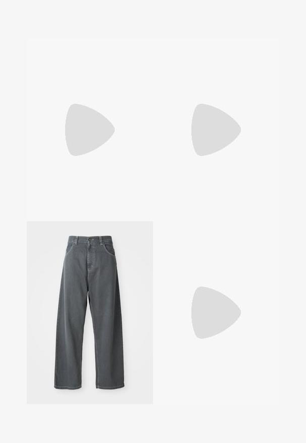 Kék és fekete csíkozott focimez rövid ujjal. Jellemzői a kerek nyak, a Nike logo és a "betsson.sport" felirat világoskékkel.; Szürke farmer széles lábú nadrág magas derékkal, elülső zsebekkel, övhurkokkal és gombos záródással a derékban.; Szürke Nike Air Max sportcipők, hálós és szintetikus felsőrész, hullám alakú dizájn, fekete kiegészítők és látható légpárnás talp.; Fekete nylon keresztpántos táska állítható pánttal, sima textúrával, elülső cipzáras zsebbel és logóval díszítve.