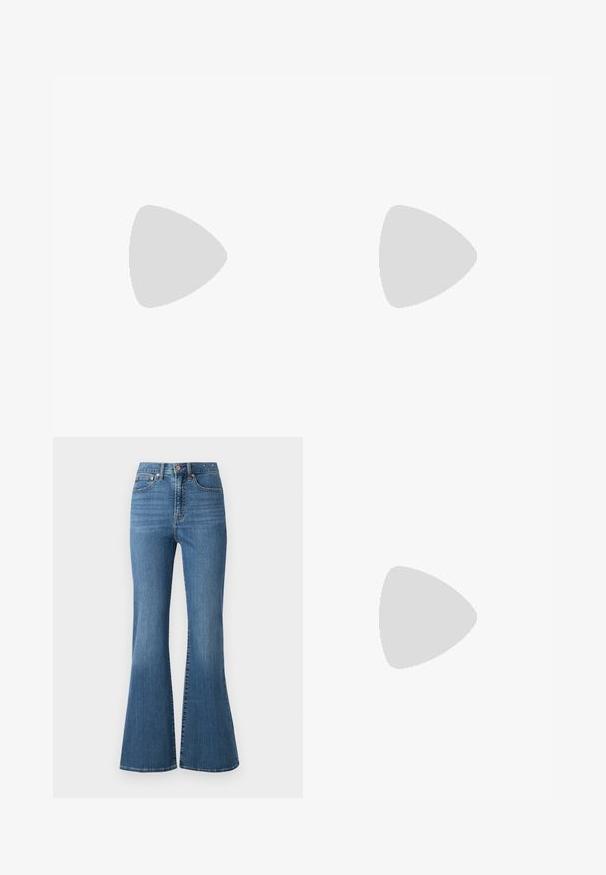 Korte, cropped t-shirt met korte mouwen in off-white katoen. Heeft een voorzak met een geprint logo en een ronde halslijn. Soepele textuur.; Blauwe flared jeans van denim. Kenmerken een hoge taille, vijf-pocket ontwerp en metalen knopen. Gladde textuur met subtiele vervaging.; Witte leren sneaker met beige suède accenten, geperforeerde neus, platte veters en een gestructureerde crèmekleurige zool. Heeft subtiele branding op de hak.; Witte vegan leren handtas met gebogen ontwerp, voorzien van decoratieve veters aan de zijkanten en een enkele schouderband.