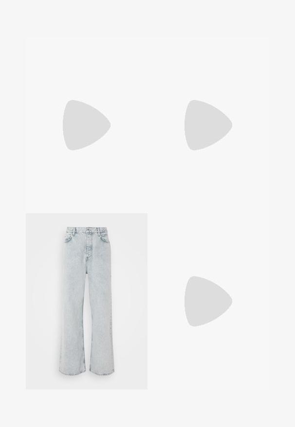 Tres camisetas de algodón blancas con cuello redondo, mangas cortas y etiquetas de logo azul cerca del dobladillo. Textura suave y corte estándar.; Jeans de mezclilla de talle alto y pernera ancha en un azul claro, con cierre de botón, cinco bolsillos y una ligera textura desgastada.; Zapatillas deportivas negras con suela roja, con un material superior suave, cierre de cordones y una pestaña trasera. Acentuadas con un logo plateado.; Pulsera de cadena de plata con un broche al lado de una pulsera de tipo cuff minimalista, ambas mostrando un acabado pulido y elegante con líneas limpias.