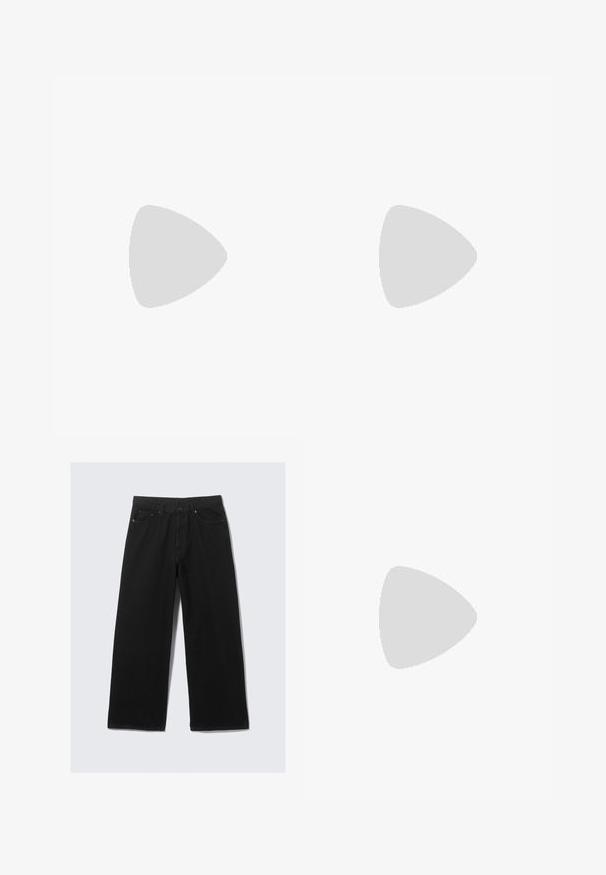 Svart langermet skjorte med kortermet overlay, som har et stort grått krysse-design og slitte elementer nær kanten og ermene.; Bredde svart denimbukser med høy midje, fem-lomme design og subtil stiking. Stoffet har en glatt, noe teksturert finish.; Sølv- og svarte treningssko med mesh-overdel, polstret såle, snøring og sidebranding.; Guess klokke med rektangulær grønn plastkasse, svart teksturert gummistrekk, og flere visere med fete tall og aksenter.
