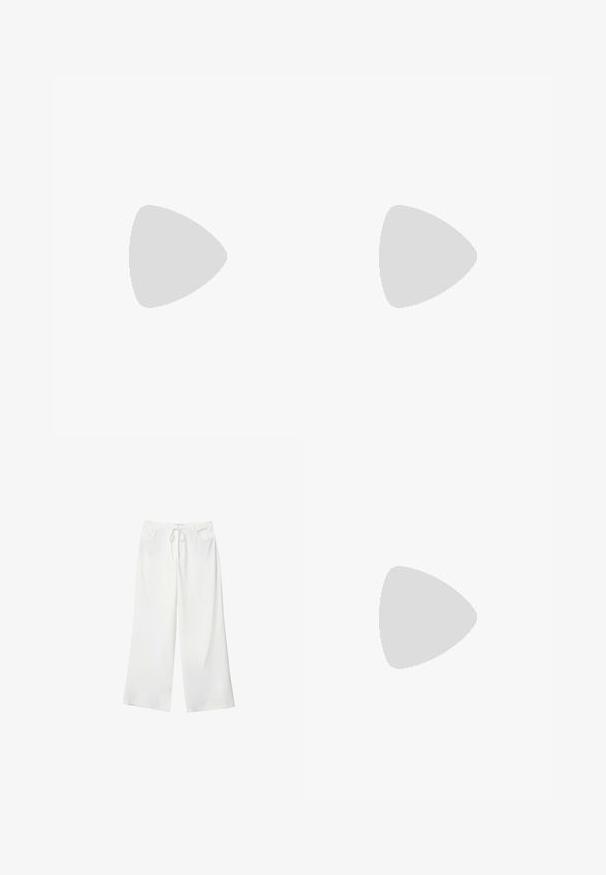 Valkoinen pitkähihaisen neulepusero, jossa on kukkakuosi ja epäsymmetrinen helma.; Valkoiset leveälahkeiset housut pehmeästä kankaasta, jossa on kiristysnyöri vyötäröllä ja kaksi etutaskua. Sujuva rakenne ilman näkyviä kuvioita.; Mustat patentoitu nahkakengät, joissa on säären takaosa ja terävä kärki, sekä geometrinen palikkakorko. Sisältää tyylikkään, minimalistisen muotoilun ja sileän pinnan.; Musta nahkainen käsilaukku, joka on kaareva muotoilultaan, irrotettavalla hihnalla ja kultaisilla yksityiskohdilla. Laukussa on läppä, jossa on solk yksityiskohta.