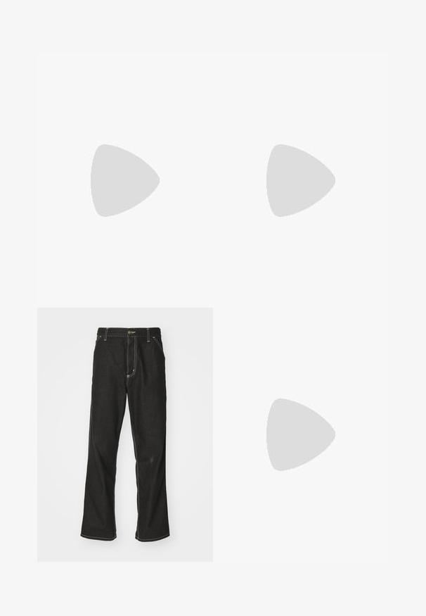 Kortermet polo skjorte i en beige, teksturert strikk med bølgete mønstre. Har krage og en brun knapp ved halsen.; Svarte denimbukser med løs passform, med kontrastfylt hvit søm, knappelukking og rett ben-design.; Svart skinn loafers med en kvastdetalj, med en tjock svart sula och gul sömnad längs kanten. Texturerad yta.; Sorte solbriller med oval form og mørke linser. Elegant plastikkramme med teksturerte detaljer på armene. Merkevare på siden.