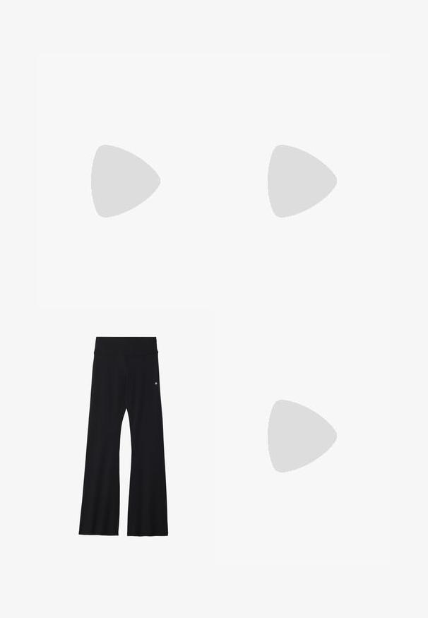 Hellgraues, ärmelloses Oberteil mit rundem Ausschnitt und seitlicher Raffung, auf einem weißen Hintergrund präsentiert.; Schwarze ausgestellte Hose aus elastischem Material, mit breitem Bund und kleinem Logo an der Hüfte. Glatte Textur und ganzlanger Schnitt.; Nike P-6000 Sneakers mit einem Obermaterial aus leichtem grauem Mesh, schwarzen Akzenten und einer langlebigen schwarzen Gummisohle. Verfügt über ein komplexes Design und ein Schnürsystem.; Even&Odd Handtasche - black