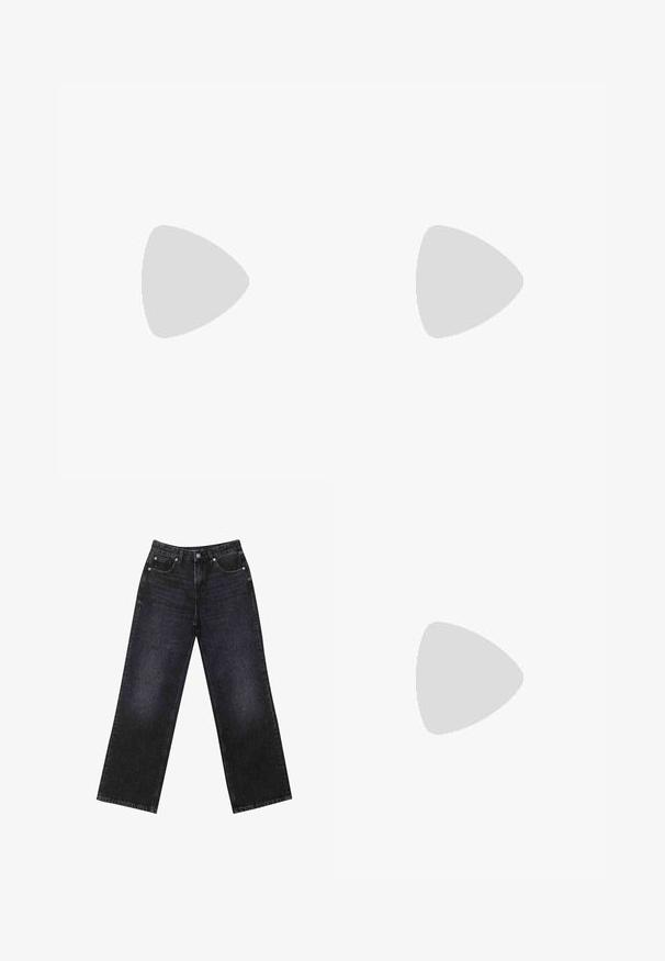 Schwarzes Langarm-T-Shirt aus einem weichen, dehnbaren Stoff. Mit Rundhalsausschnitt, taillierter Form und einem kleinen Logolabel am Saum.; Hoch taillierte schwarze Jeans aus Denim mit weitem Bein, Fünf-Taschen-Design und sichtbaren Nähten. Der Stoff hat eine glatte, leicht strukturierte Oberfläche.; Hellblaue Sportschuhe mit einem Obermaterial aus Mesh und Synthetik, ausgestattet mit weißen Punkten und reflektierenden Akzenten, Schnürdesign und gepolsterten Sohlen.; Schwarze übergroße Sonnenbrille mit braunen Gläsern, mit breiten, kantigen Rahmen und geraden Bügeln. Glatte, glänzende Oberfläche, minimalistische Hardware.; Schwarze Lederhandtasche mit geschwungener Form, abnehmbarem Tragegurt und goldenen Beschlägen. Die Tasche verfügt über einen Deckel mit einer Schnallen-Details.