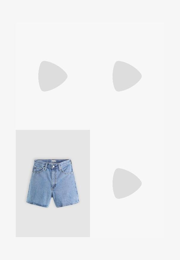 Witte crop top gemaakt van zachte katoen, met een ronde halslijn en kapmouwen, met een gladde textuur en zonder zichtbare patronen.; Lichtblauwe denim shorts met een hoge taille, vijf zakken, zichtbare stiksels en een franjezoom. Voorzien van een knoop- en ritssluiting.; Bruine leren laars tot de knie met een ronde neus, gestructureerd oppervlak en een lage, gestapelde hak. Beschikt over een zijpaneel en een aantrektap aan de bovenkant.; Gevlochten stro tote bag met een brede, taps toelopende vorm, voorzien van twee zwarte leren handvaten. Natuurlijke beige kleur met een gestructureerd oppervlak.