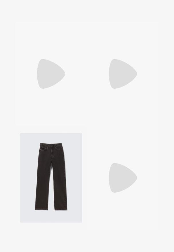 Calvin Klein HERO LOGO REGULAR - Potiskana majica - morning frost; Črne denim hlače s ravnim krojem, ki imajo sprednje žepke, zanke za pas in subtilne detajle šivanja. Narejene so iz trpežnega bombažnega materiala.; Črne usnjene Chelsea škornje z elastičnimi stranskimi paneli, okroglo konico, debelim gumijastim podplatom in zanko na peti. Teksturne in gladke površine.; Črna prešita usnjena torbica z zlatim verižnim trakcem in podrobnostmi logotipa. Pravokotna oblika, gladka tekstura, z zapiranjem na pokrov.