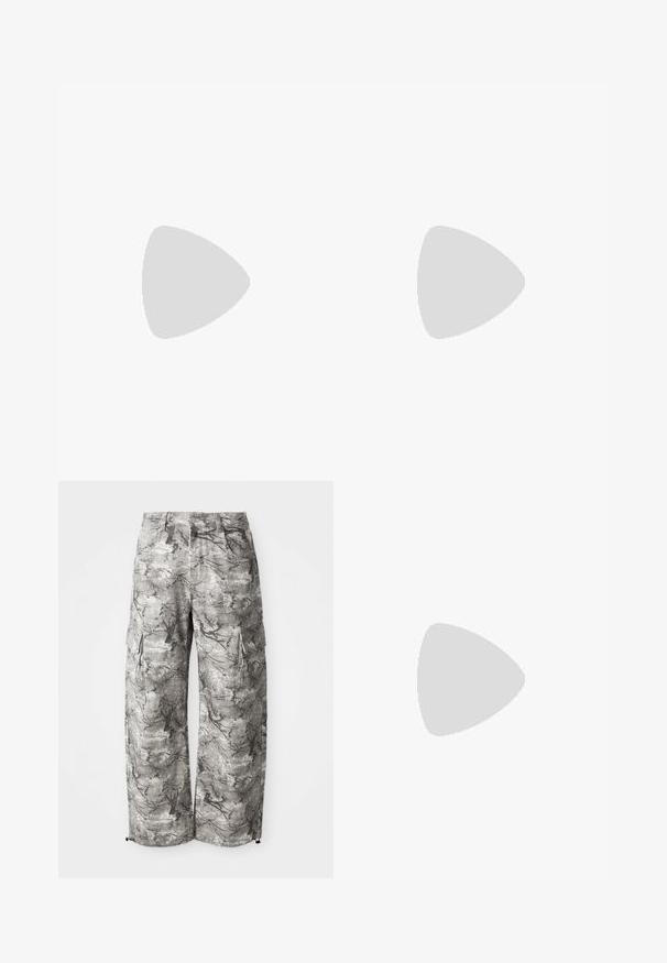 Camiseta de algodón en degradado gris, con mangas cortas, que presenta una impresión negra de "VERTERE BERLIN" en una tipografía estilizada, textura suave y corte relajado.; Pantalones cargo en un patrón de camuflaje gris, fabricados con una tela texturizada. Las características incluyen bolsillos laterales y un dobladillo elástico en los puños.; Zapatillas deportivas blancas con superposiciones texturizadas, una suela gruesa y acentos grises. Llevadas con calcetines blancos hasta la pantorrilla y pantalones cortos verdes sobre una superficie azul.; Mochila azul y verde con un diseño estructurado, que presenta un zipper frontal, correas ajustables y acentos amarillos. Textura de tejido duradero.