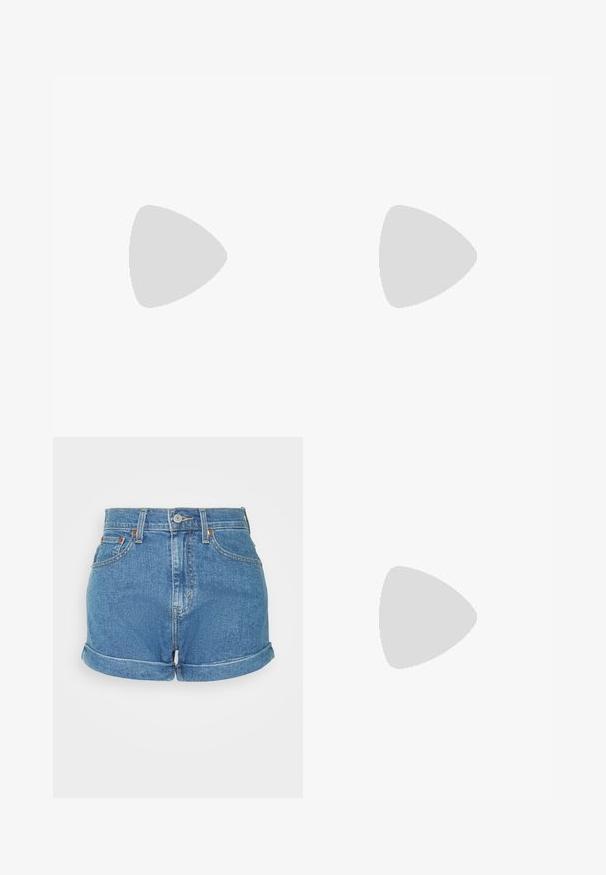 Cremfarbene Kurzarm-T-Shirt aus weicher Baumwolle mit einem runden Halsausschnitt und umgeschlagenen Ärmeln. Schlichtes Design ohne Muster.; Hellblaue, hoch taillierte Denim-Shorts mit umgeschlagenem Saum, fünftäschigem Design und Metallknopfverschluss mit kontrastierendem Stich.; Transparenter Kunststoff-Schlupfschuh mit einem Gittermuster, runder Zehenpartie und einem kleinen silbernen Akzent an dem Riemen. Flexibler, durchsichtiger Sohlen. ; Beige Hobo-Tasche aus Stoff mit einer weichen, glatten Textur. Sie verfügt über einen breiten, gebogenen Schulterriemen und einen Reißverschluss an der Seite.
