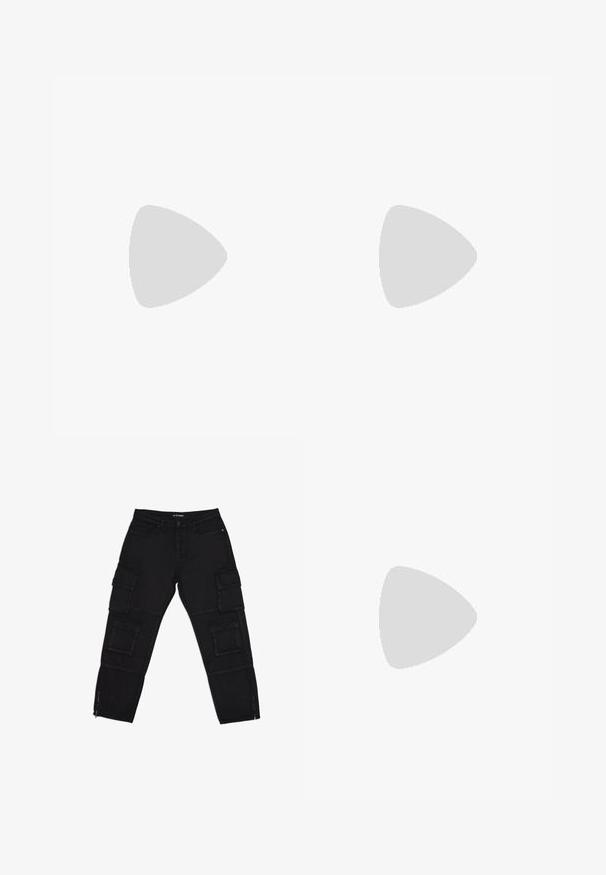 Punane puuvillane T-särk, millel on valged lainelised jooned ja väike logoga tikand rinnal. Lühikesed varrukad ja ümmargune kaelus.; Mustad mustad püksid, mis on valmistatud vastupidavast kangast, mitme cargo-taskuga, lukuga sääreotsadega ja sirgete jalgadega, millel on peened õmbluse detailid.; Valged nahast tennisetossud, millel on perforatsioonid, ümar nina, lame tallus ja paksud nöörid, nähtava swooshi logoga ja "AIR" kontsadel.; Mustmust kangas õlakott sujuva tekstuuriga, millel on kaarduv disain, tõmblukuga sektsioon ja valge logo esiküljel.