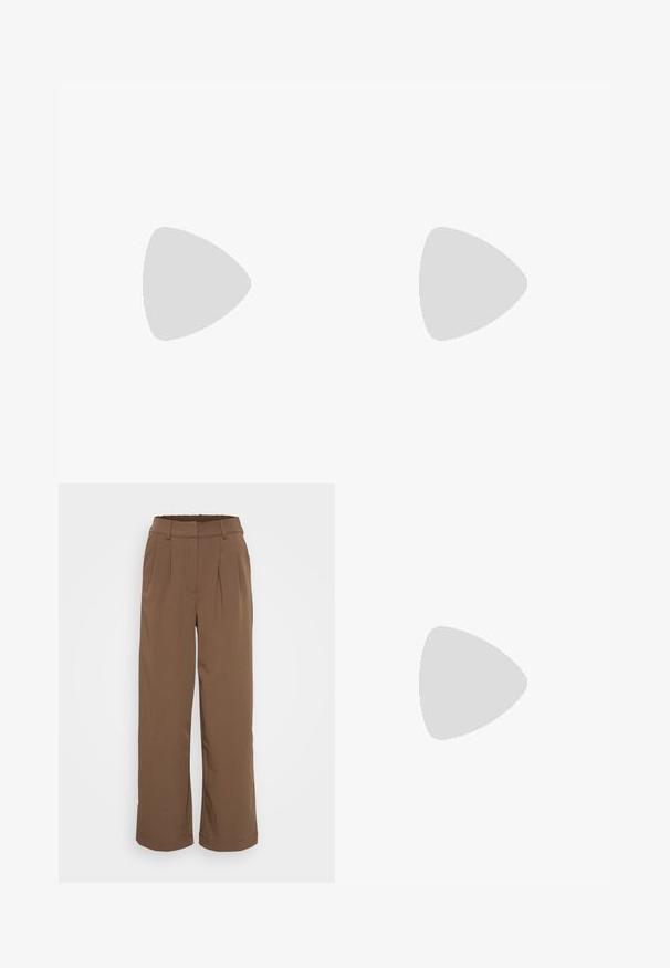 To korteermede V-hals t-skjorter, en i hvit og en i svart, laget av myk stoff, med et enkelt design uten synlige mønstre.; Brune vide bukser med folder, elastisk talje og en glat tekstur. Har et klassisk design, der passer til forskellige outfits.; Hvite og sølv joggesko med grønne detaljer og "N"-logo. Teksturluftnett og syntetiske materialer, designet for komfort.; Stor stor halm tote-veske med en teksturert, beige overflate og to brede håndtak. Har en lærdetalj som lukkemekanisme.