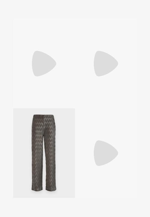 Top blanco sin hombros hecho de tela suave y elástica. Presenta una textura fruncida y una sola cinta ancha en un lado. Acabado suave.; Pantalones de pierna ancha grises con pliegues y un patrón texturizado en forma de diamante. Material suave, cintura elástica y longitud recortada.; Tacón alto color beige con tirante trasero, con punta afilada, hecho de cuero suave, con un tacón triangular y un acento dorado redondo en el tacón.; Bolso de mano de cuero negro con una textura suave. Cuenta con una correa ajustable y un diseño elegante y minimalista con cierre de cremallera.