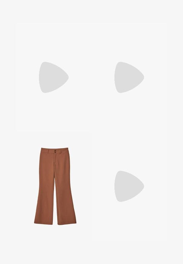 Koszulka bez rękawów w zwierzęcy wzór, z wysokim dekoltem. Wykonana z gładkiego, elastycznego materiału w brązowo-beżowej kolorystyce.; Brązowe, rozszerzane spodnie wykonane z miękkiego materiału. Posiadają dwa przednie guziki i gładką strukturę bez widocznych wzorów lub akcentów.; Czarne lakierowane półbuty na obcasie z wydłużonym noskiem i geometrycznym słupkiem. Charakteryzują się eleganckim, minimalistycznym designem oraz gładką fakturą.; Czarna skórzana torba hobo o gładkiej fakturze, zaokrąglonym kształcie i pojedynczym, regulowanym pasku; posiada szerokie otwarcie na górze.