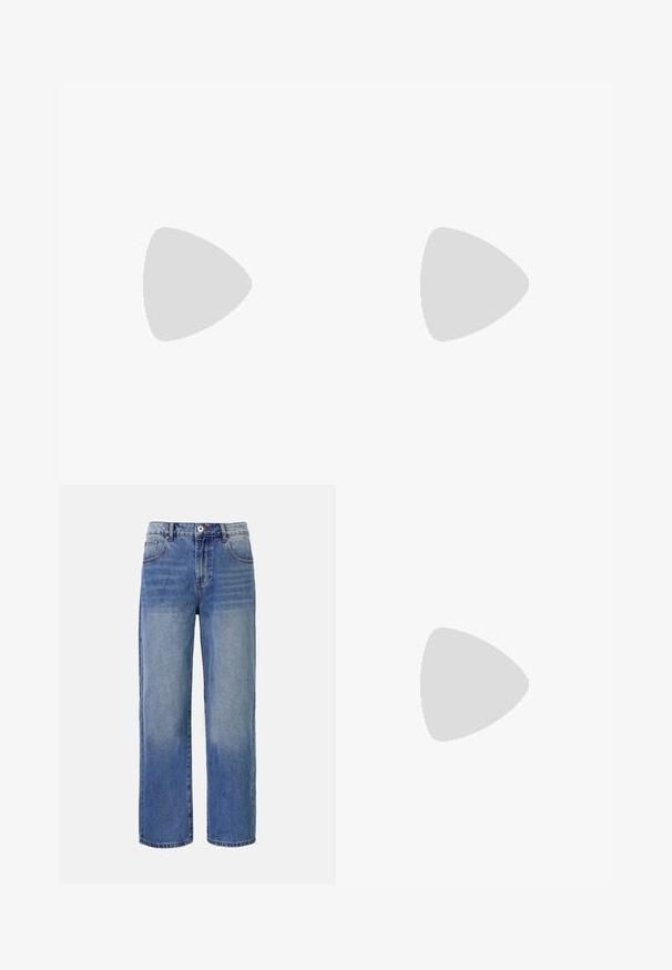 Vita bomullströjor med rund halsringning, korta ärmar, och ett litet svart emblem på bröstet. Fem tröjor visade i ett staplat arrangemang.; Ljust blå denim byxor med vida ben och ett urtvättat mönster, fem fickor och dragkedjestängning. Har en knapp och bältesloopar i midjan.; Vit låg sneaker med gummisulor, svart hälslyft, snörning framtill och "Scotch & Soda"-logotyp på sidan och hälen.; Set med fem silverringar i olika designer: slät ring, staplade ringar, tvinnad ring och en med en svart inläggning. Blandade texturer och ytor.