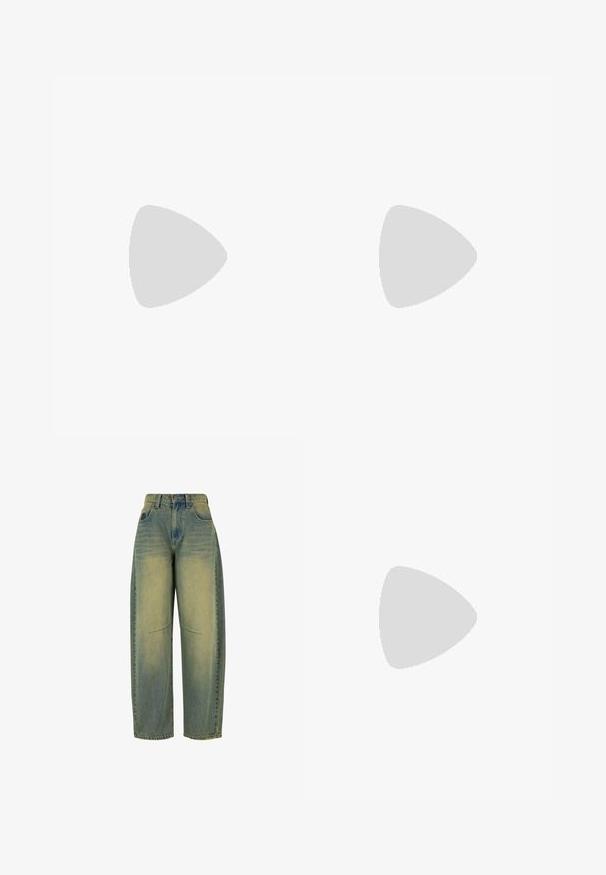 Langsleeve turtleneck top in crème met zwarte horizontale strepen; zachte stof, ontspannen pasvorm, cropped ontwerp, met een gladde textuur.; Lichtblauwe denim jeans met een wijdere pijp en vervaagde textuur. Voorzien van vijf zakken en een hoge taille. Net afgewerkte zoom en subtiele stikseldetails.; Witte leren sneaker met geperforeerde teenbox, gestructureerde zool en witte veters, gecombineerd met wijde rode broeken en een blauw-geel achtergrond.; Geel leren handtas van patenta textiel met een gestructureerde vorm, een bovenhandvat en een voorste drukknoopsluiting met een ronde metalen logo-accent.