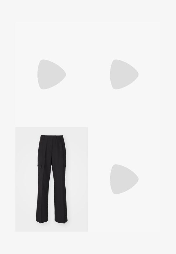Replay LOGO - T-Shirt basic - black; Schwarze Cargo-Hosen mit geradem Bein, aus einem glatten Material gefertigt. Verfügt über zwei Seitentaschen und einen schlichten Bund.; Hoher schwarzer Lederstiefel mit einer robusten Plateausohle und Blockabsatz, der über eine Zuglasche und ein strukturiertes Profil an der Außensohle verfügt.; Schwarze Lackleder-Handtasche mit kurvenförmigem Design, Kettenakzent und zwei Fronttaschen. Besitzt einen abnehmbaren Schultergurt.