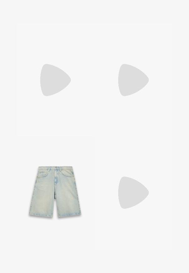 Urban Classics OPEN EDGE SLEEVELESS - Top - cloud; Lichtblauwe denim shorts met een losse pasvorm, vijf zakken, lichte beschadigingen en zichtbare stiksels. Voorzien van een knoop- en ritssluiting.; Tan suède enkelboot met zwart gevoerd kraagje, gouden metalen oogjes, witte stikdetails en een robuuste rubberen zool met uitgesproken profiel.; Gouden digitale polshorloge met een rechthoekige wijzerplaat, stappentrackerfunctie, waterbestendigheid en metalen schakelarmband. Toont tijd en datum.