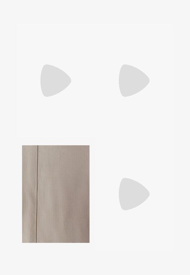 Vero Moda Curve VMALVA V NECK - Osnovna majica kratkih rukava - laurel wreath; Bežasti teksturirani materijal s dijagonalnim tkanjem i šavom koji se vertikalno proteže uz rub. Materijal izgleda mekano i suptilno.; Svijetlosmeđi semiš sandali s dvije podesive trake i rose gold detaljima. Korkana unutrašnjost na teksturiranom smeđem potplatu. Dizajn s otvorenim prstima.; Tortoiseshell sunčane naočale s prevelikim četvrtastim lećama, gradient smeđe boje, i elegantnim, sjajnim ručkama s suptilnim metalnim akcentima.; Crna i smeđa torba s uzorkom, strukturiranog oblika, s glatkom kožnom bazom i gornjom ručkom s hardverom zlatne boje.