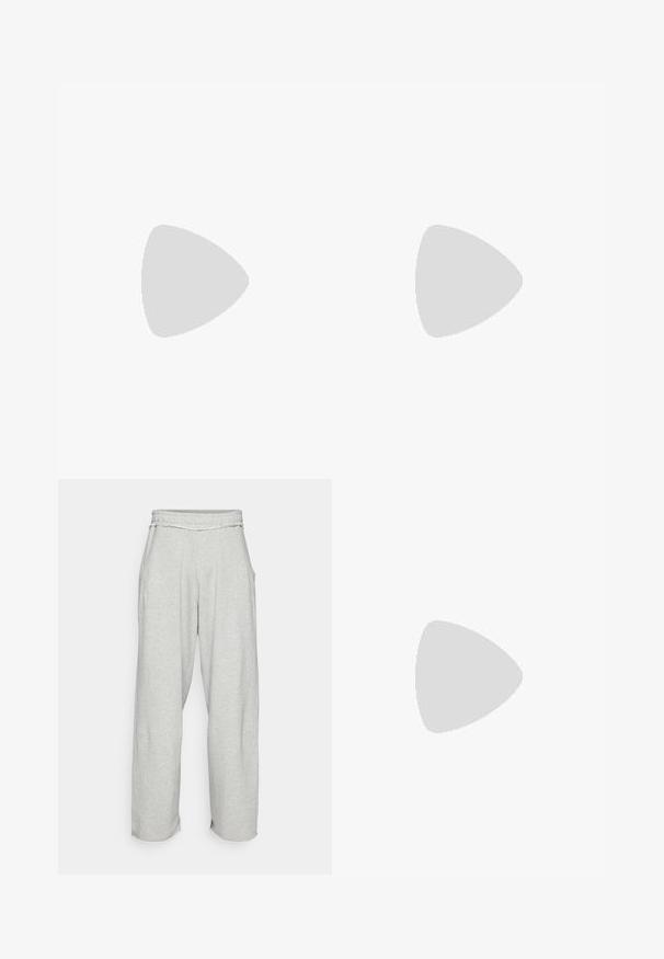 Rød bomulds T-shirt med korte ærmer, rund udskæring og et lille hvidt "VANS" logo på brystet. Glat tekstur og enkelt design.; Lys grå, brede sweatpants med elastisk talje og sidelommer. Blød tekstur med frynsede sømdetaljer ved benåbningerne.; Røde ruskindsnikers med hvide accenter, der har struktureret materiale, rund tå og et guld logo på siden, båret med sorte bukser.; Rød bomuldsbandana med paisley-mønstre i hvid, med en trekantet form og en fremhævet knude øverst.