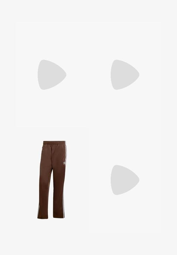 T-shirt en coton beige au toucher doux, avec un ourlet droit et deux étiquettes visibles cousues en bas, marquées "DEF".; Pantalons de sport marron en tissu lisse, avec des bandes latérales blanches et une taille élastique. Comprend des poches des deux côtés.; Baskets en cuir beige avec trois rayures horizontales, bout rond, semelle plate en caoutchouc brun et doublure en tissu doux sur le col et la languette.; Lunettes de soleil en plastique noir avec des verres teintés gris. Forme carrée, avec des accents en métal sur les branches et le logo de la marque sur la monture.