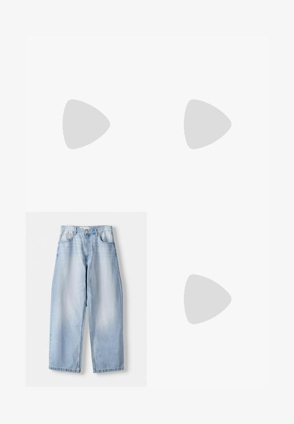 T-shirt bianco in cotone con scollatura rotonda e maniche corte. Taglio dritto con un piccolo logo sul lato. Texture liscia.; Jeans a gamba larga in denim blu chiaro con vita media, design a cinque tasche e leggera scoloritura; rifiniti con un orlo dritto e passanti per cintura.; Sneakers beige in suede, con suola bianca, lacci beige e un dettaglio blu sul tallone. Logo impresso di lato.; Occhiali da sole ovali con lenti a gradiente blu chiaro, montatura in metallo dorato e aste in acetato marrone. Presentano piccoli dettagli sui lati della montatura.